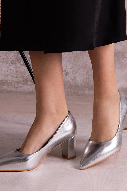 Zapatos de salón plateados con tacón... Zapatos de salón plateados con tacón...