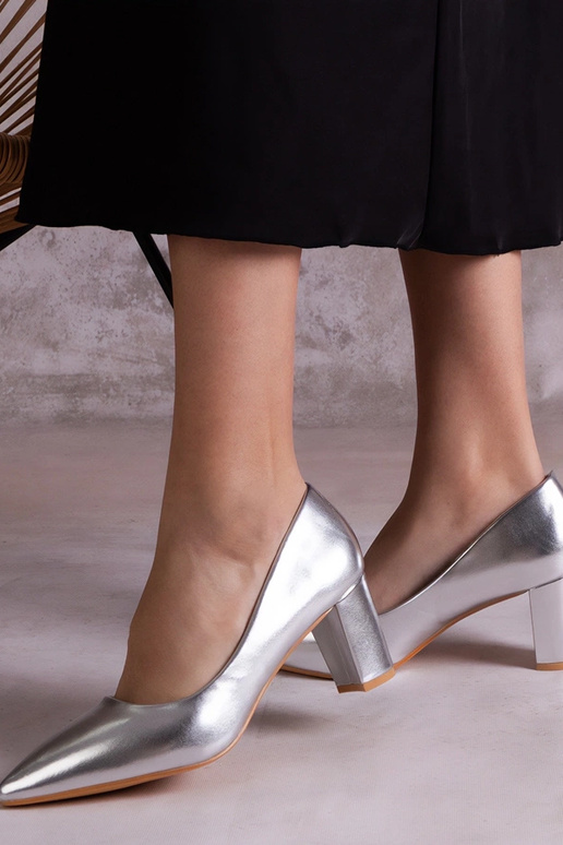 Zapatos de salón plateados con tacón... Zapatos de salón plateados con tacón...