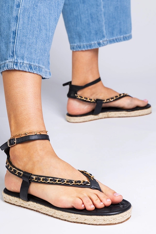 Sandalias negras decoradas con cadena...