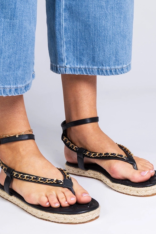 Sandalias negras decoradas con cadena...