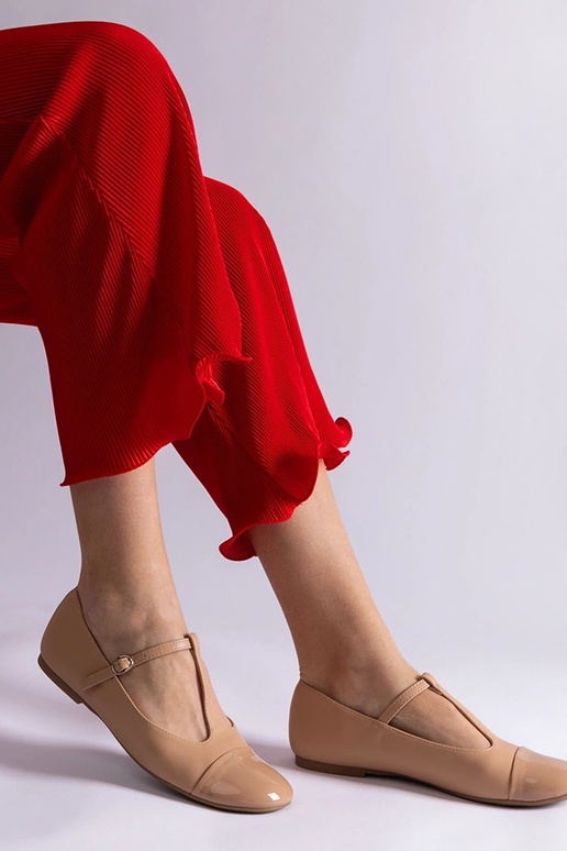 Bailarinas de piel charol beige con... Bailarinas de piel charol beige con...