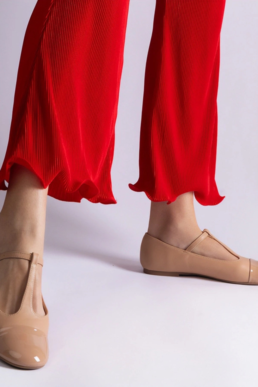 Bailarinas de piel charol beige con... Bailarinas de piel charol beige con...