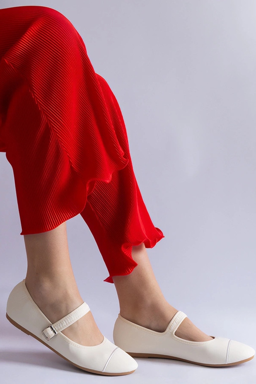 Bailarinas blancas con acabado mate y... Bailarinas blancas con acabado mate y...