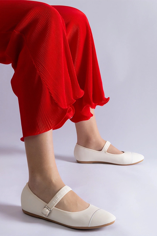 Bailarinas blancas con acabado mate y... Bailarinas blancas con acabado mate y...