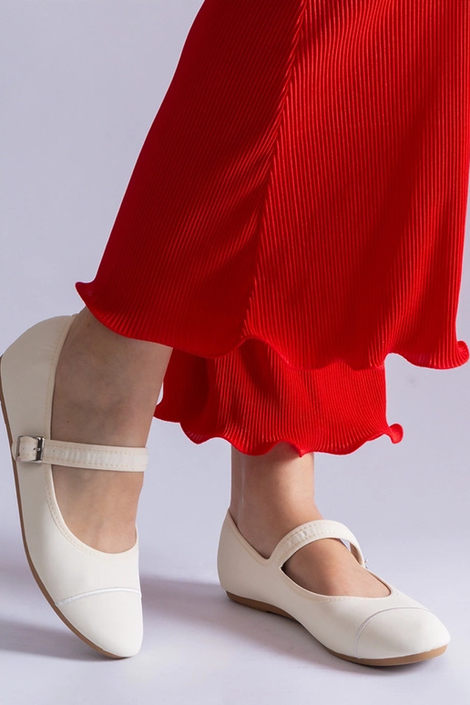 Bailarinas blancas con acabado mate y... Bailarinas blancas con acabado mate y...