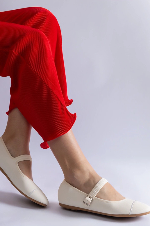 Bailarinas blancas con acabado mate y... Bailarinas blancas con acabado mate y...