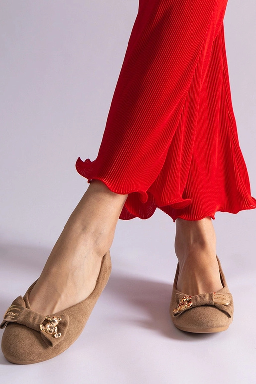 Bailarinas marrones decoradas con... Bailarinas marrones decoradas con...