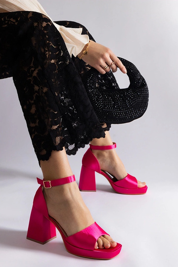 Sandalias de tacón grueso...