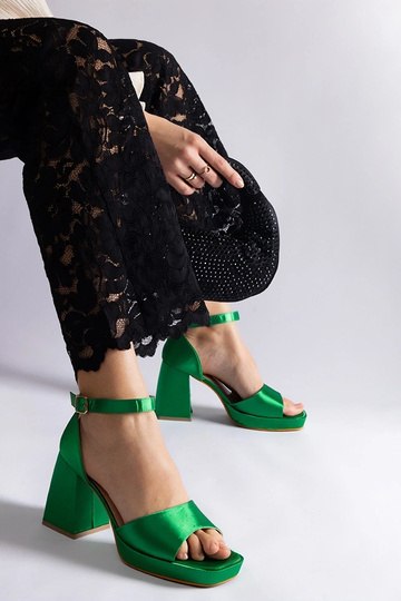 Sandalias de tacón grueso... 2