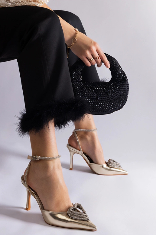 Zapatos de tacón dorados con talón...