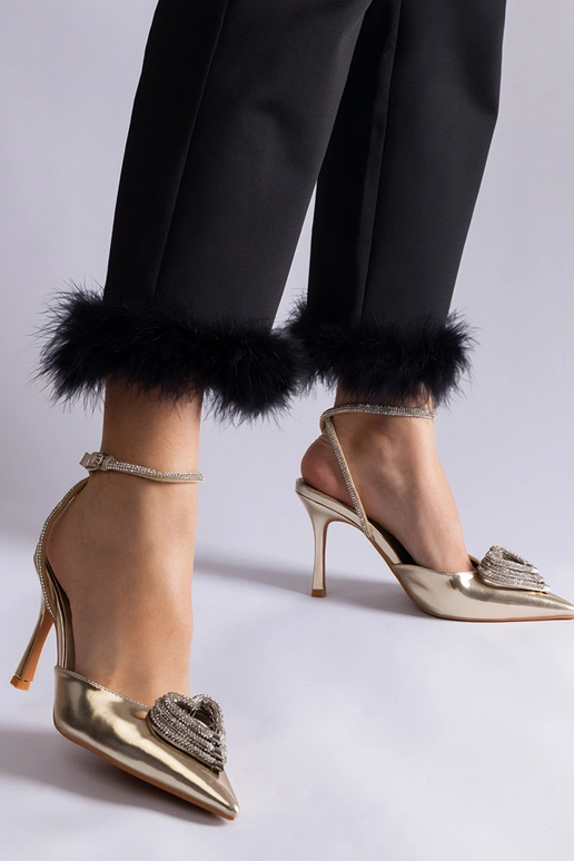 Zapatos de tacón dorados con talón...