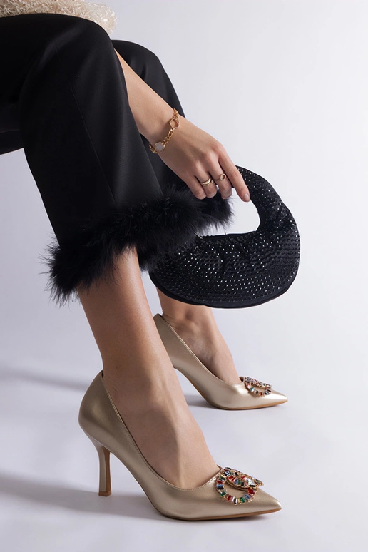 Tacones dorados decorados con...