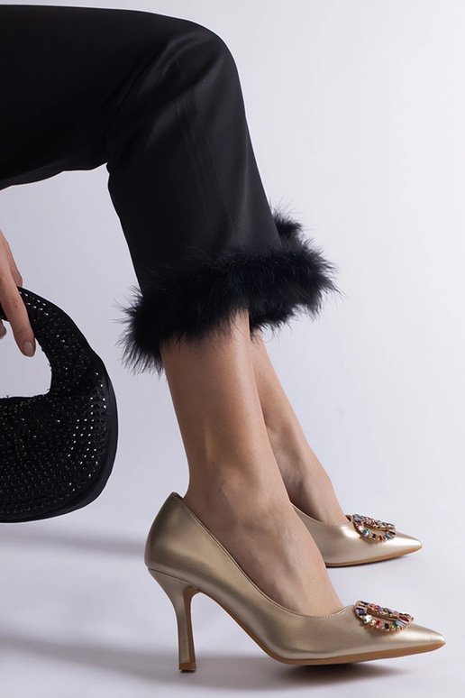 Tacones dorados decorados con...