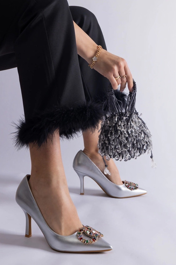 Tacones plateados decorados... 2