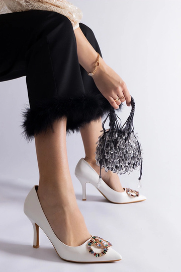 Tacones altos blancos decorados con circonitas Callsa de colores