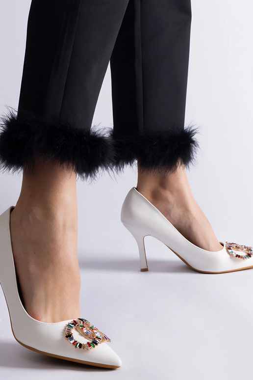 Tacones altos blancos decorados con...
