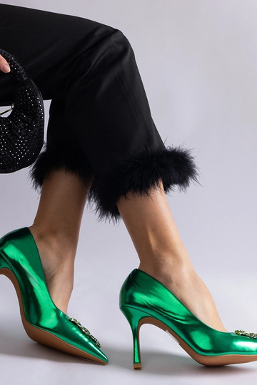Stilettos de charol verde decorados con circonitas Almana
