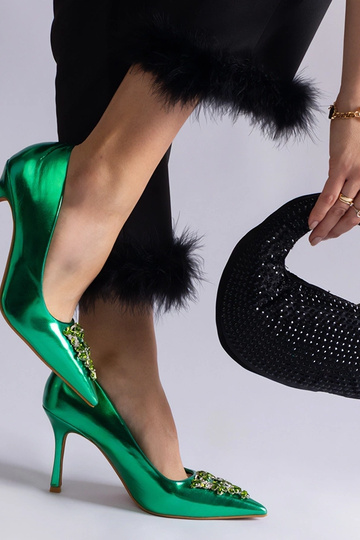Stilettos de charol verde decorados con circonitas Almana 2