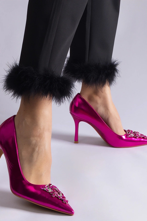 Stilettos de charol rosa decorados...