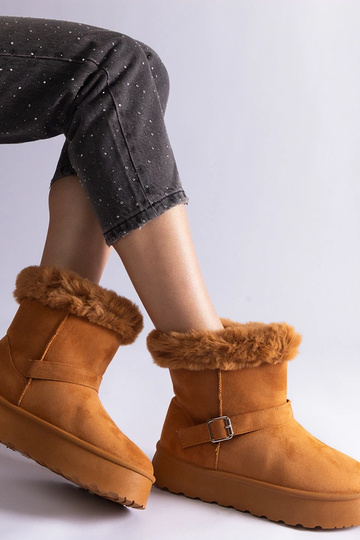 Botas de nieve marrones aisladas y decoradas con piel Iglesia