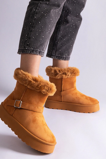 Botas de nieve marrones aisladas y decoradas con piel Iglesia 2