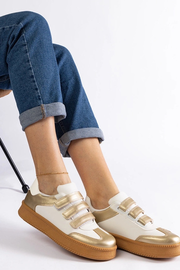 Zapatillas deportivas con velcro dorado de Mena