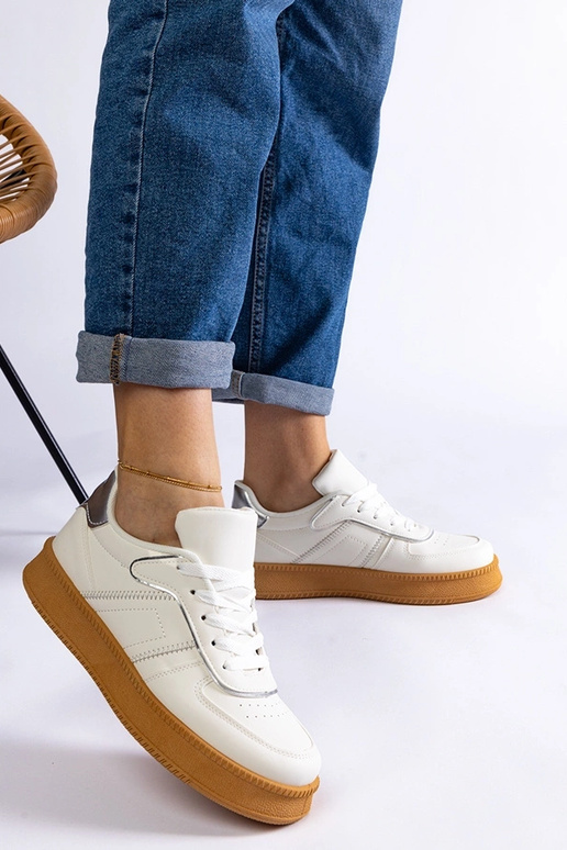 Zapatillas blancas con cordones y...