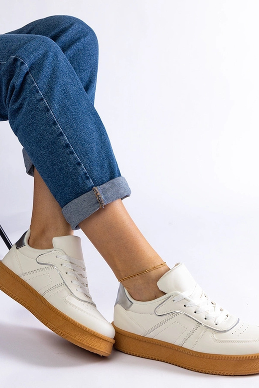 Zapatillas blancas con cordones y...