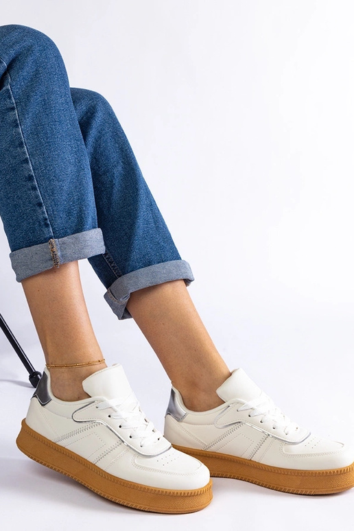 Zapatillas blancas con cordones y...