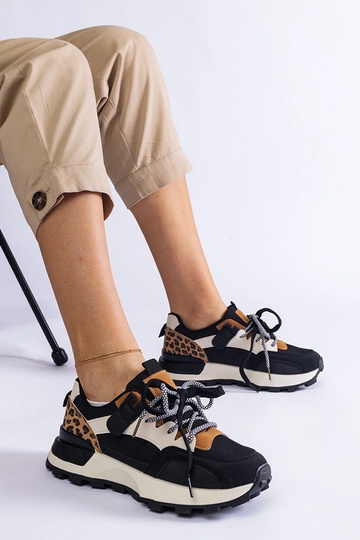 Zapatillas negras decoradas...