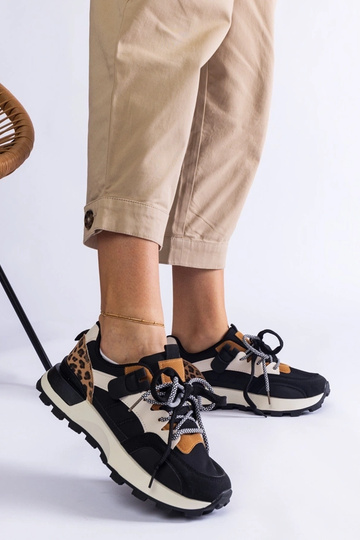 Zapatillas negras decoradas... 2