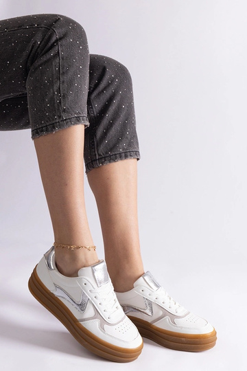 Zapatillas blancas y plateadas con suela de goma Quica