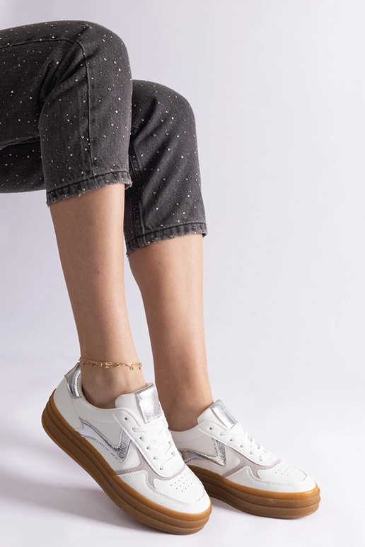 Zapatillas blancas y plateadas con...