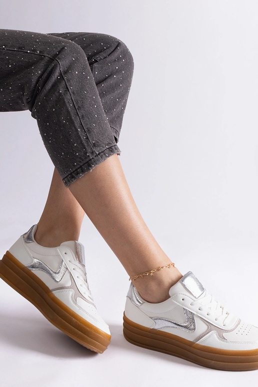 Zapatillas blancas y plateadas con...