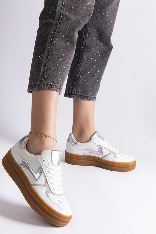 Zapatillas blancas y plateadas con...