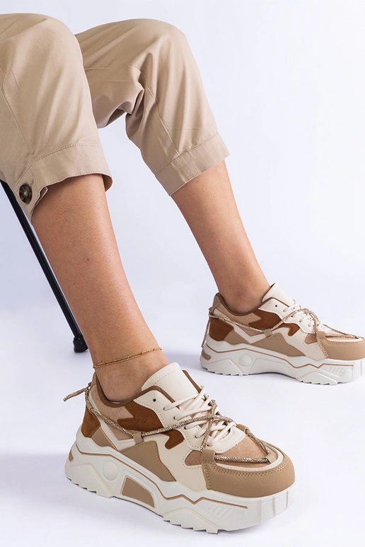 Zapatillas marrones decoradas con...