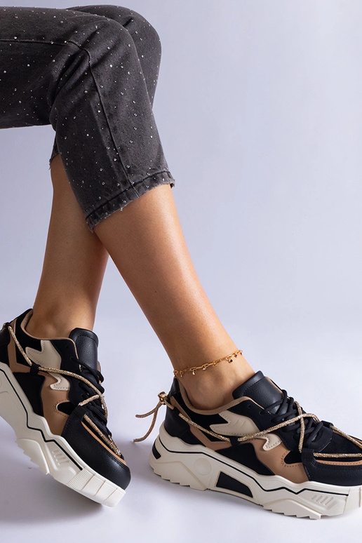 Zapatillas negras decoradas con...