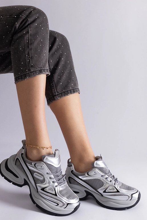 Zapatillas plateadas con una enorme...