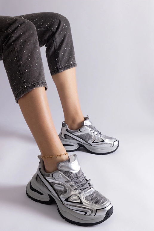 Zapatillas plateadas con una enorme...