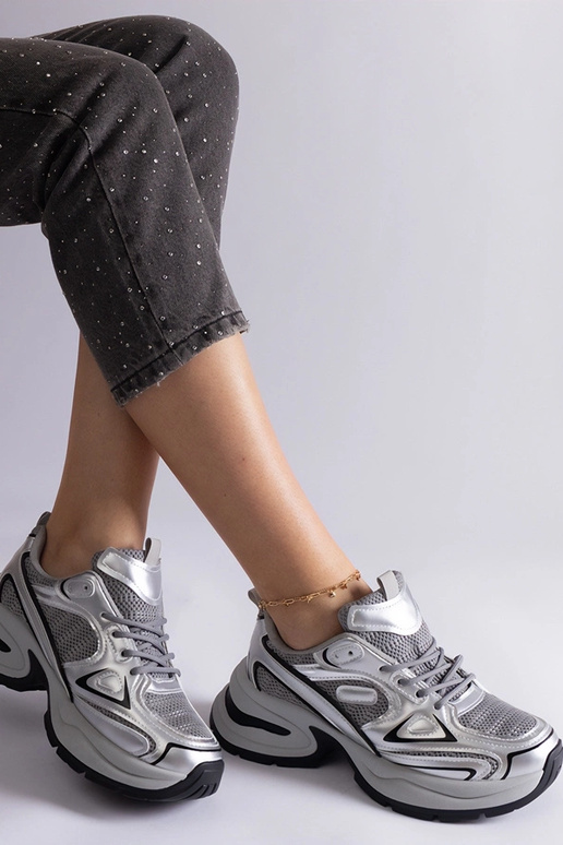 Zapatillas plateadas con una enorme...