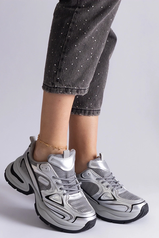 Zapatillas plateadas con una enorme...