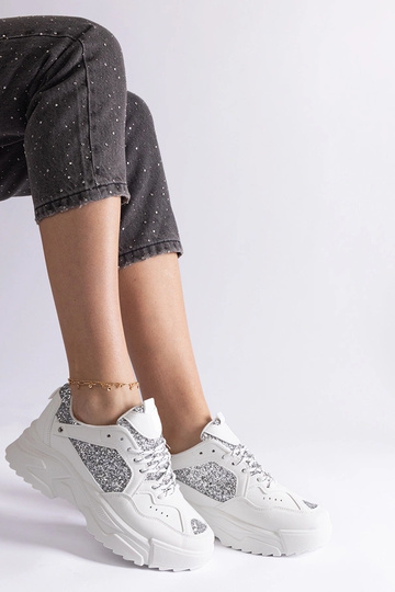 Zapatillas blancas de mujer... 2