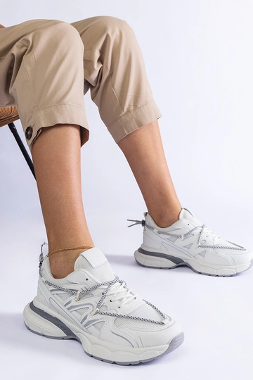 Zapatillas blancas de mujer...