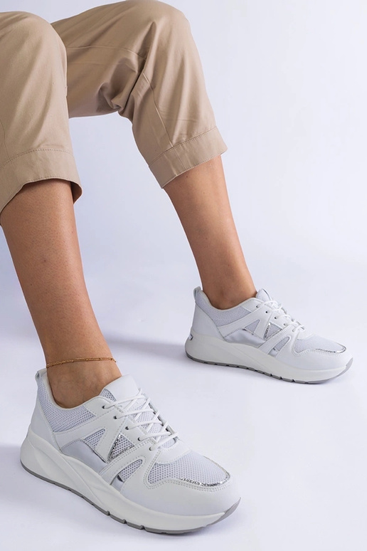 Zapatillas blancas con suela gruesa...