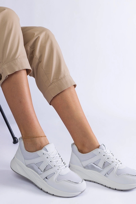 Zapatillas blancas con suela gruesa...