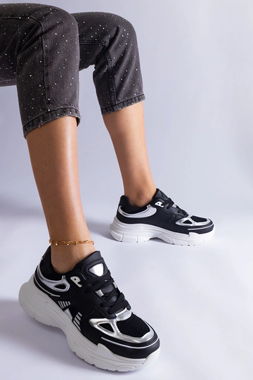 Zapatillas negras de mujer con aplicaciones plateadas Gaytan