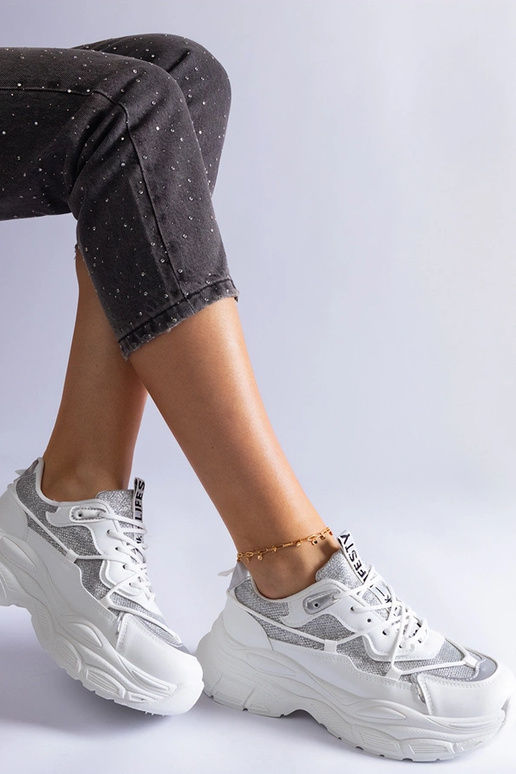 Zapatillas blancas con aplicaciones...