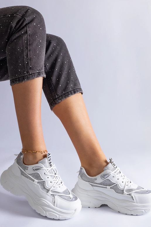 Zapatillas blancas con aplicaciones...