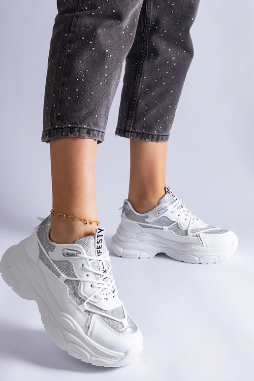 Zapatillas blancas con aplicaciones...