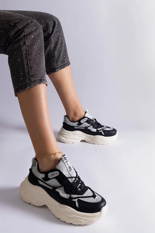 Zapatillas negras con aplicaciones de...